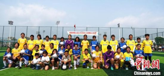 3月30日，第三届赣港青少年足球联谊赛在江西定南县举行。(定南县供图)2