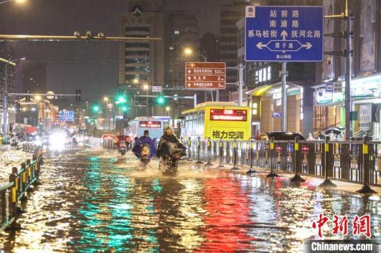 图为4月2日晚，江西南昌迎来强降水、冰雹等强对流天气，一些城市道路出现积水。刘力鑫 摄