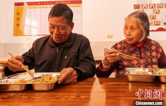 图为吉水县尚贤乡华山村的崇仁老年食堂内，老人正在用餐。吉水县委宣传部供图