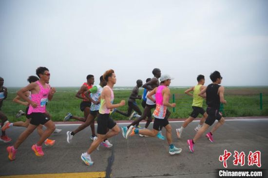 图为参赛选手在鄱阳湖畔的绿荫中奔跑。　永修县委宣传部供图